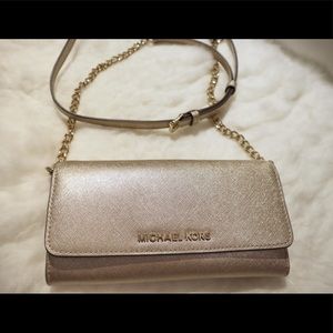 Michael Kors Jet Set Travel Wallet On Chain_Gold